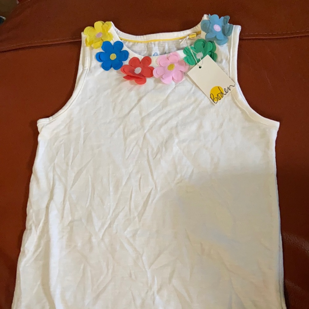 Mini-Boden top with appliqué flowers- NWT